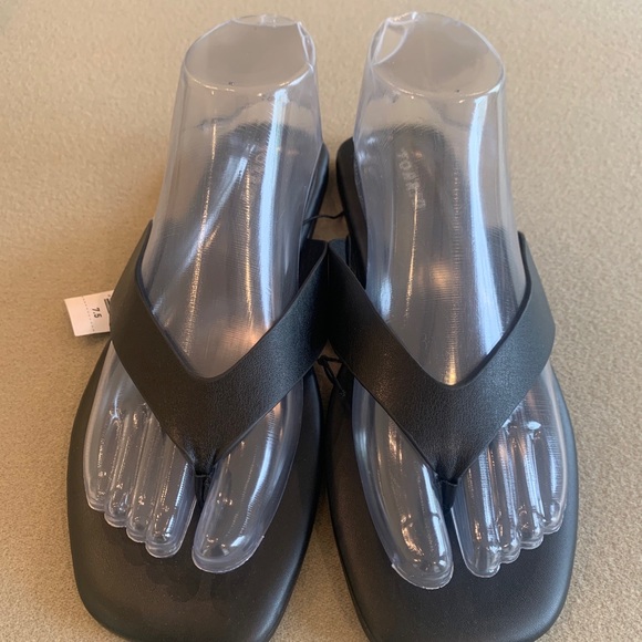 NEW NWT Torrid Black Faux Leather Thong Flip Flop Style Sandals 7.5 WW Cushioned - Picture 9 of 12